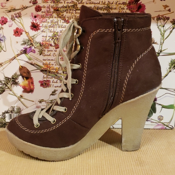 Brown lace up rubber sole ankle boots - Picture 5 of 6